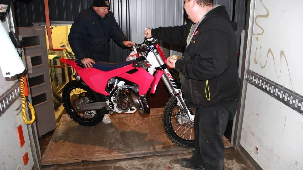 Lastning. Här lastar Anders Jonsson (till vänster) och Roger Kroon en av alla ded motorcyklar som ska transporteras till Spanien med lastbil för skolträningen.