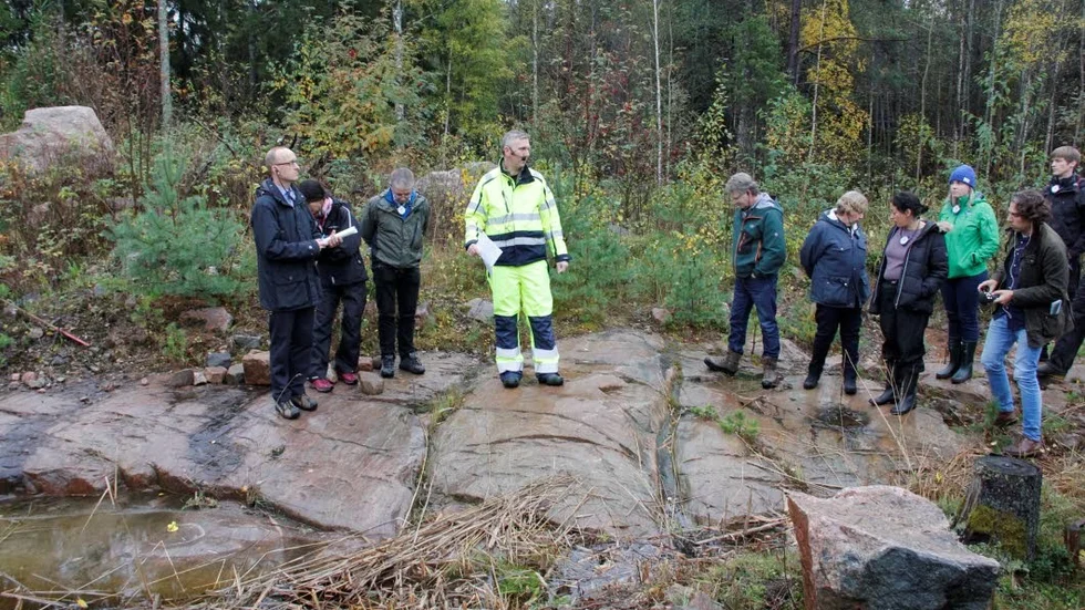Osäkerhet om kopparkapseln. Johan Molin, miljöingenjör vid SKB, visade i oktober mark- och miljödomstolens parter var en av tillfarterna till det underjordiska slutförvaret i Forsmark är planerat. Längst t. v. syns rättens ordförande Anders Lillienau.