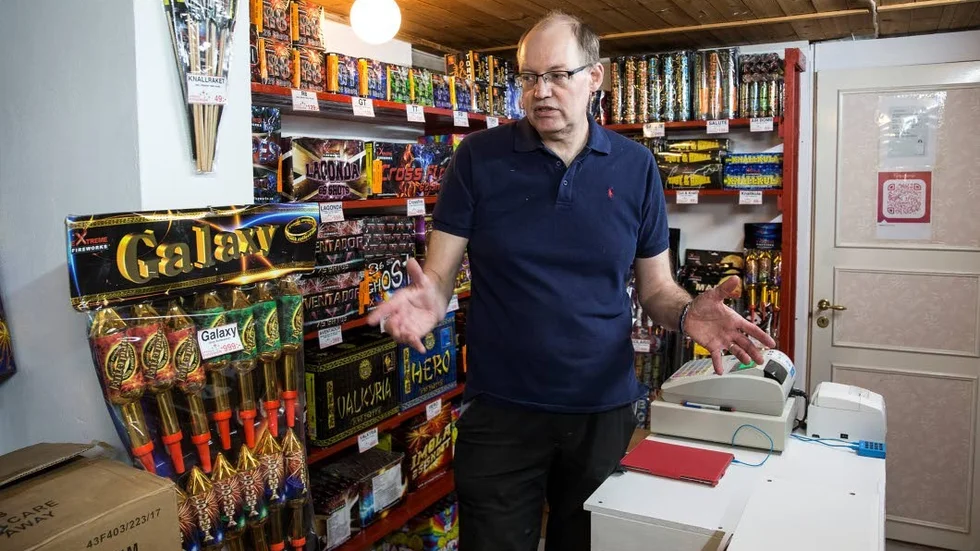 Fyrverkeriförsäljaren Peter Nordin tror att Uppsala kommuns ordningsföreskrifter som kräver polistillstånd för att använda fyrverkerier inte skulle godkännas av rätten om det överklagades.