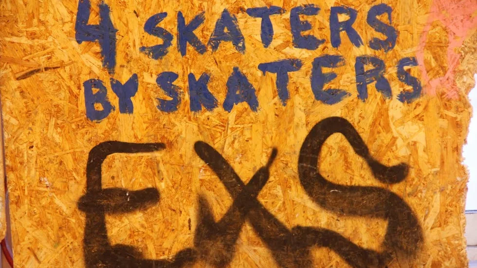 Det finns exempel även på små graffitimålningar i skejthallen.