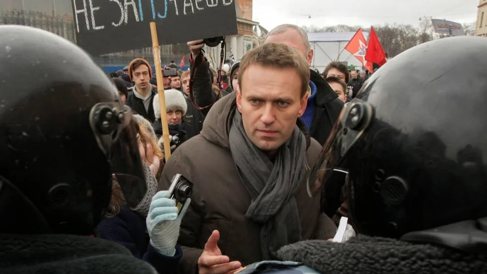 Aleksej Navalnyj. Får inte ställa upp i presidentvalet. På skylten står ”Vi låter oss inte skrämmas”.