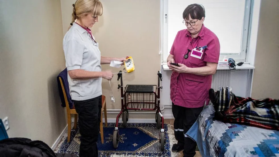Linn Sandgren, sjuksköterska i det mobila närvårdsteamet, och Eva Sandin, sjuksköterska på serviceboendet i Nyby, när det mobila närvårdsteamet besöker en patient.