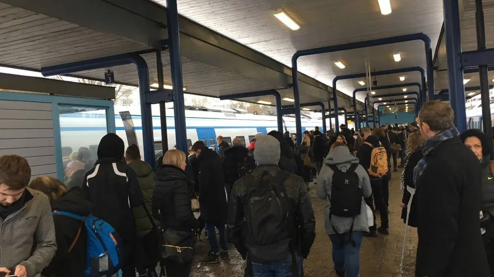 Samtliga passagerare på pendeltåg 41 mot Märsta fick kliva av i Ulriksdal och vänta längre än 30 minuter på ersättningsbussar mot Helenelund och Sollentuna.