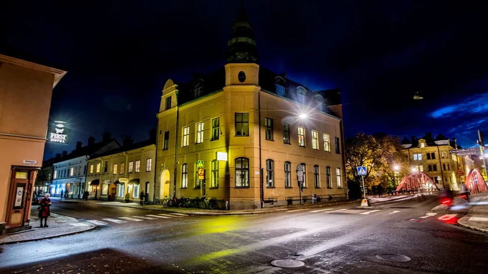 Fredag–lördag pågår musikfestivalen Way outta money på Ungdomens hus. En av de som uppträder har en bakgrund i en vänsterextrem organisation och är tidigare dömd till fängelse för våldsbrott