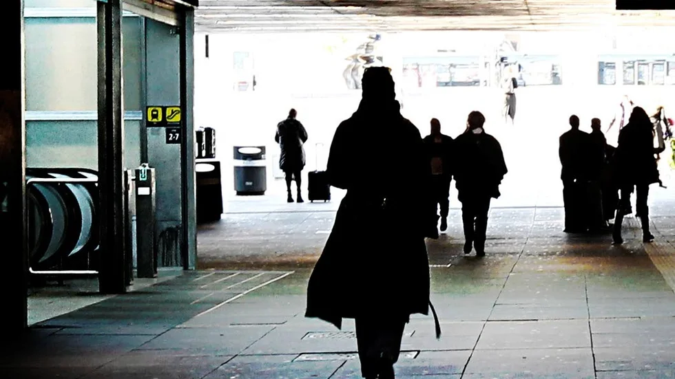 Aldrig ensam. Jag promenerar aldrig ensam längs citys gator, i parker eller i ytterområden efter klockan 22. " Det skriver Margit Jansson,