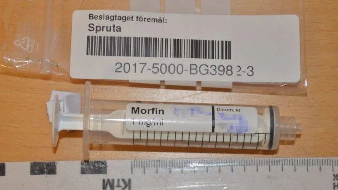 Narkotika. Sköterskan injicerade rester av preparaten sedan de getts till patienter.