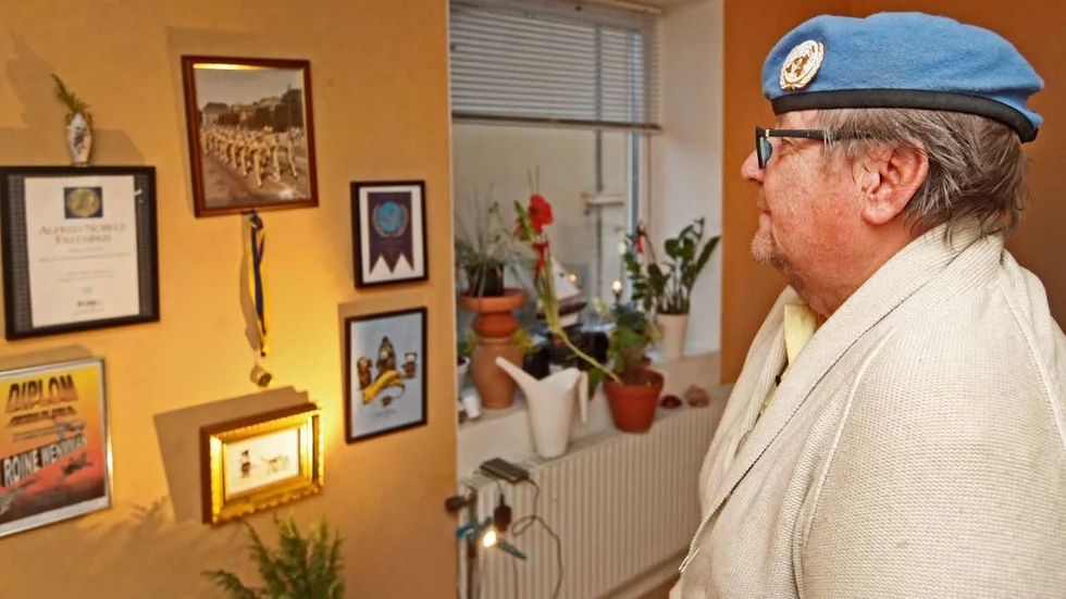 Stolt. Roine blickar tillbaka och delar med sig av sina minnen. På väggen hänger Nobels fredspris som de fredsbevarande styrkorna fick 1988.