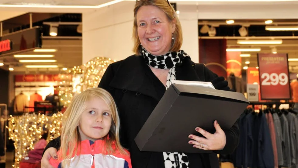 Lilly Curth och Sandra Curth har köpt julklapp åt farfar.