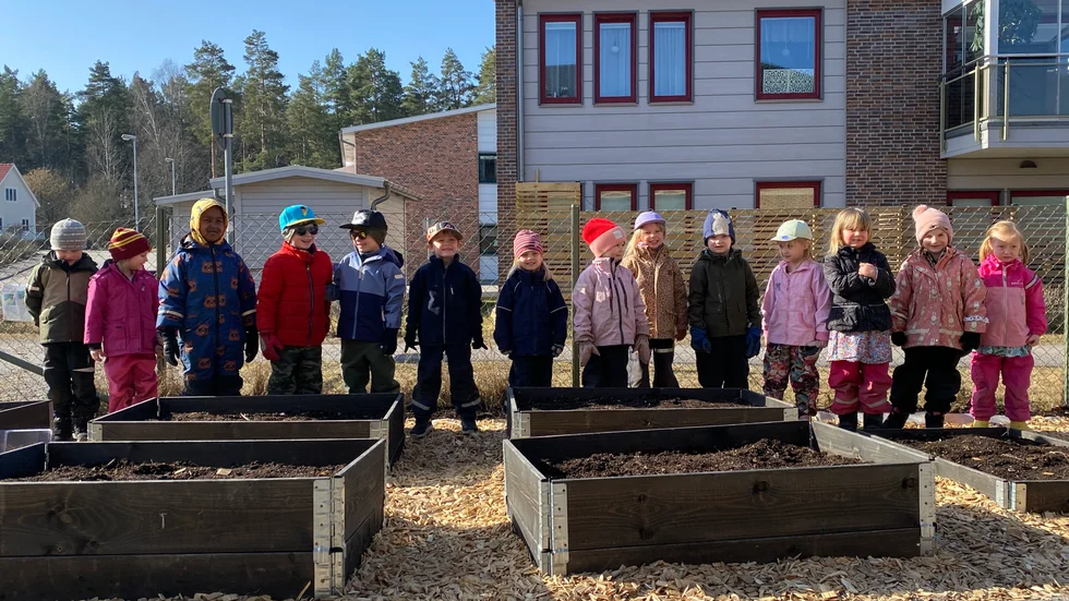 Barnen på Örnens förskola, Övre galaxen, har lärt sig att odla. På bilden syns: Olof 5, Estrid 5, Faris 5, Ivar 5, Vincent 5, Melvin 4, Julia 5, Fiona 5, Rio 5, Hamilton 5, Linnea 4, Alva 5, Ylse 6 och Nello 5.