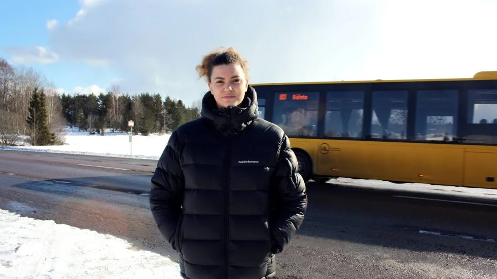 Sävsta. Isabella Wilson är tillbaka på platsen där de hjälpte en man som låg mitt på vägen, ungefär där bussen passerar.