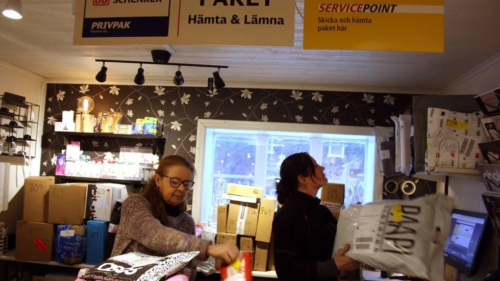 Bråda dagar för Eila Kyhlström och Denise Rodhe med pakethanteringen.