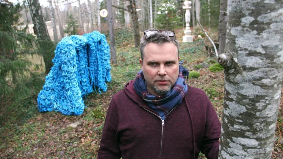Fredrik Strid har placerat den sjunde skulpturen i sin Skulpturpark.