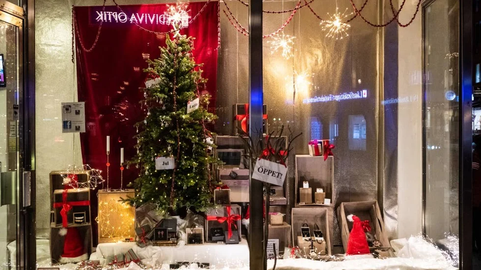 7. Cameo. Traditionellt och stilrent med glitter och ljusslingor tillsammans med en ståtlig gran.