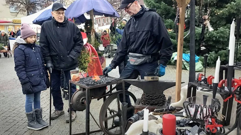 Anders Kallström från Grillby tog med sig ässjan och visade upp smide. Ingrid Sundmark och farfar Eskil var inresserade.