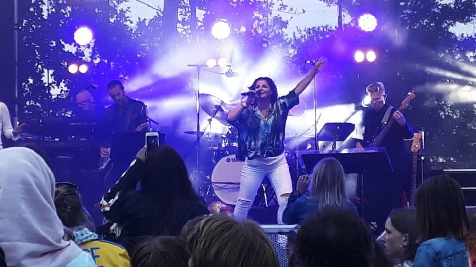Carola Häggkvist bjöd på "Fångad av en stormvind" som extranummer på Krutudden i Östhammar i slutet av juni. Med jubileumskonserten  inräknad kom cirka 3 900 besökare till Östhammars kulturfestival 26-30 juni.