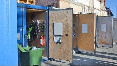Uppbrutna dörrar mötte personalen på byggarbetsplatsen, morgonen efter stölden.