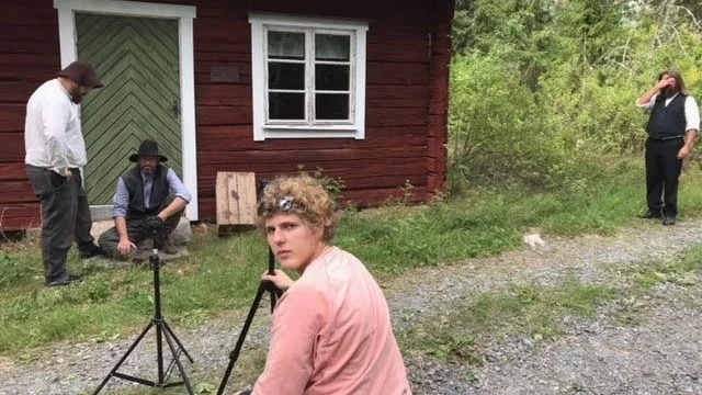 Petrus filmar en scen i Källfallet, Tärnsjö.