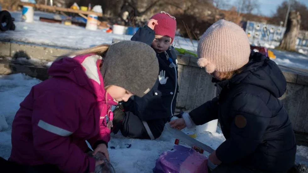 Alma 5 år, ellis 2,5 år och Freja 5 år bygger tårtor. Frejas bygger en jordgubb- hallon- och banantårta, medan Almas har hallon- och jordgubbssmak.