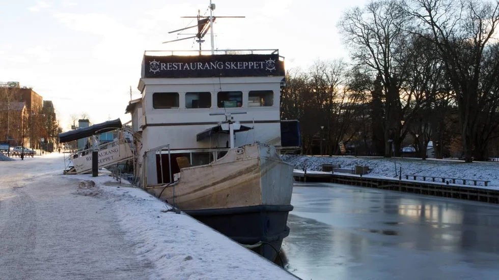 I snart ett år har restaurangbåten Skeppet legat förtöjd i Fyrisån. I mars i fjol kapsejsade fartyget efter att ha tagit in vatten och kantrat. Kommunen bärgade fartyget och bad ägaren avlägsna sin båt utan framgång. Men nu har en dom i mark- och miljödomstolen vunnit laga kraft och båten måste avlägsnas.