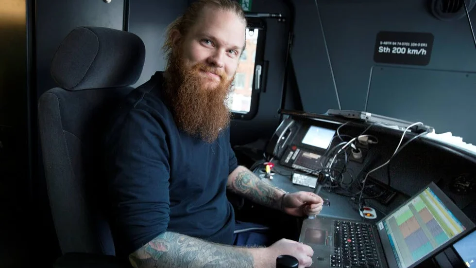 Tekniker Jens Aspenberg berättar att det mesta i förarhytten på de nya tågen som ska trafikera Uppsala, Mälardalen och Norduppland sköts via datorskärmar med pekfunktion.