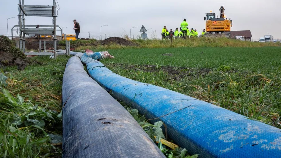 Under tiden de nya rören installeras pumpas avloppsvattnet genom två grova slangar till Kungsängsverket.