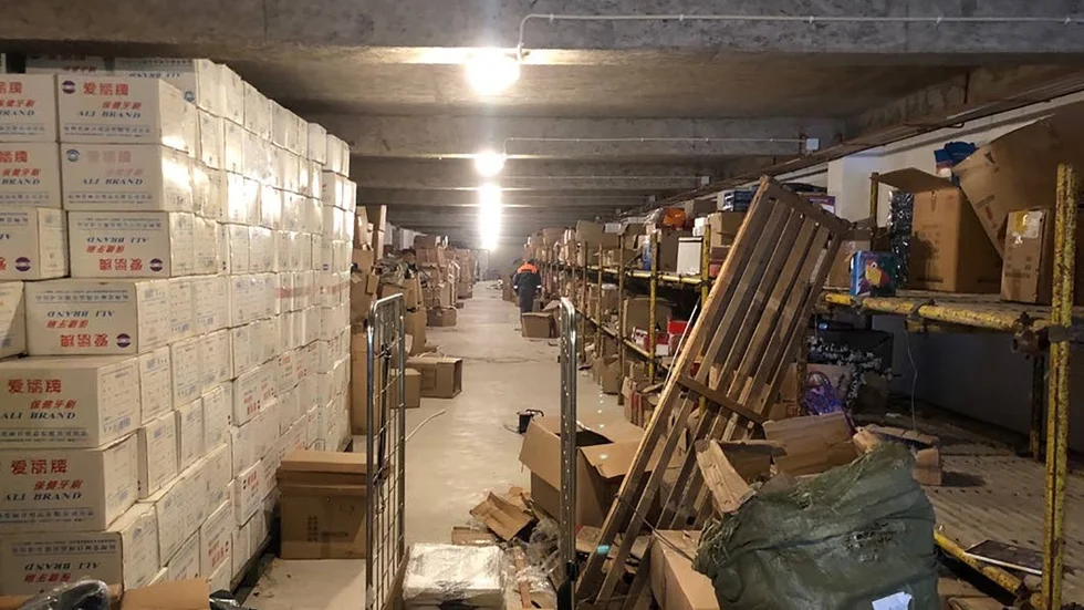 Totalt handlar det om runt en miljon olika artiklar i upp mot tiotusen kartonger som finns i varulagret.