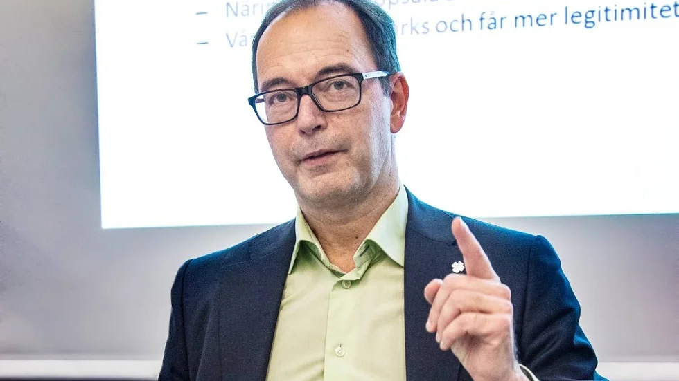 Stefan Hanna blev ledare för Centerpartiet i Uppsala 2010. Måndag den 3 december beslutade partistyrelsen att utesluta honom, på grund av hans ledarstil.