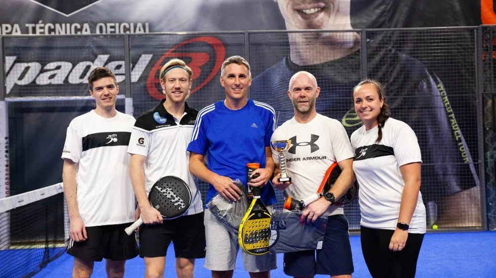 Från vänster på bilden arrangör Julius Sandgren, padelproffset Daniel Windahl, vinnarna Krister Sund och Daniel Rudström samt arrangör Klara-Maria Mach.