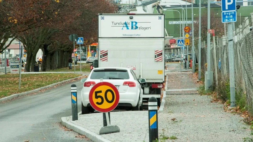 50 och sedan 40. Hastighetsskyltningen på Kungsängsesplanaden är förvirrande.