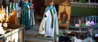 Tre slag på porten öppnade kyrkan