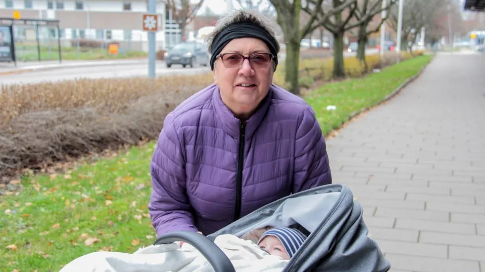 Monica Thorsell Andersson med sju månader gamla barnbarnet Carl. Monica kanske handlar en julklapp till Carl under Black Friday.
