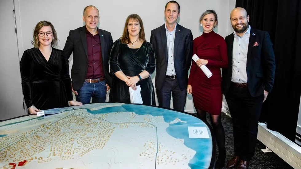 Erik Pelling (S), Caroline Hoffstedt (S), Mohamad Hassan (L), Helena Hedman Skoglund (L), Rickard Malmström (MP) och Linda Eskilsson (MP) presenterade mittenstyrets första budget.
