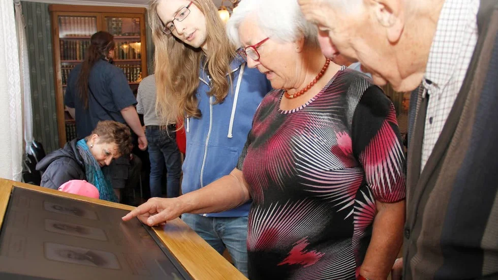 Emil Björnfot, One Dot Zero, visade Barbro Sandberg och Carl-Erik Arosenius hur det digitaliserade albumet kan användas.