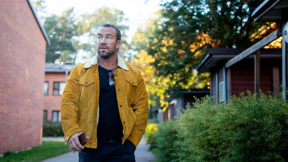 I Gottsunda känner sig Jan Emanuel Johansson ännu hemma. Här på Jenny Linds väg växte han upp. Varje gång han kommer hit möts han av nya rykten. ”De kan fråga om jag köpt Gottsunda centrum.”