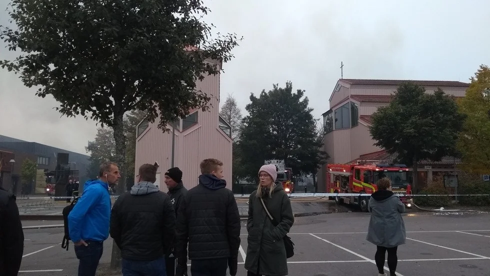 Kyrkan i Gottsunda har klarat sig från lågorna.