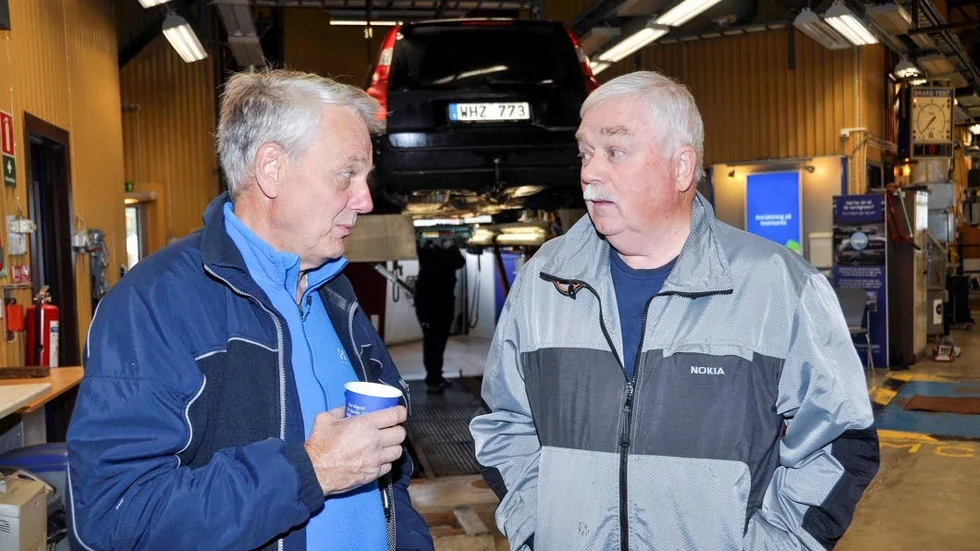 Göran Eriksson, till vänster, har arbetat på Bilprovningen i många år. Nu är han pensionär på deltid, men kommer gärna på besök de dagar han inte arbetar. Här i samspråk med Dick Mattsson, från Hargshamn.