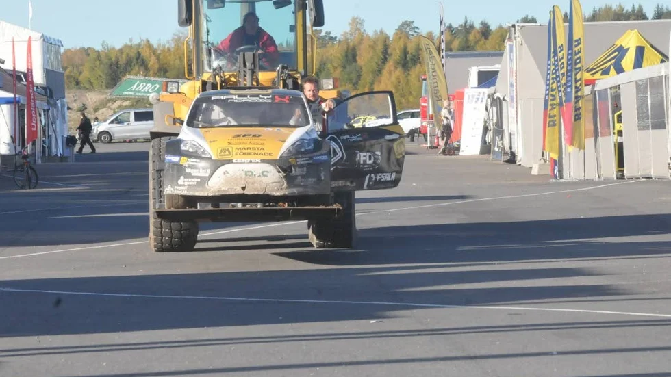 En trasig styraxeln gjorde att Michalaks bil fick transporteras av banan.