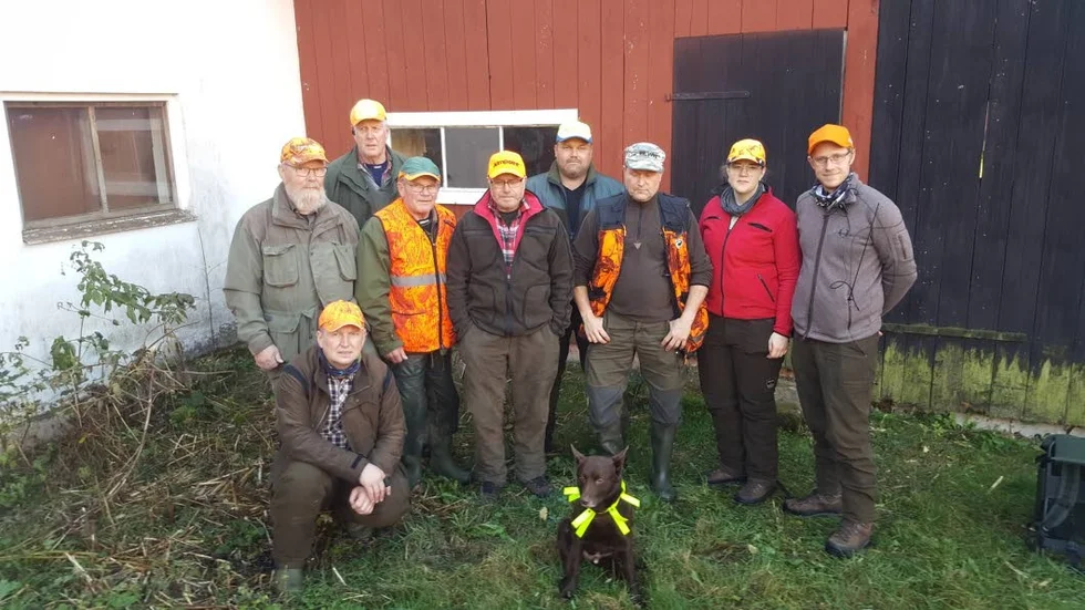 Per Norstedt, Henry Elvarsson, Rolf Andersson, John Tjörnelund, Glenn Pettersson, Magnus Tjörnelund, Micael Persson, Elin Dalemar, och Torgny Pettersson deltog i jakten.  Längst fram kelpin Oliver.
