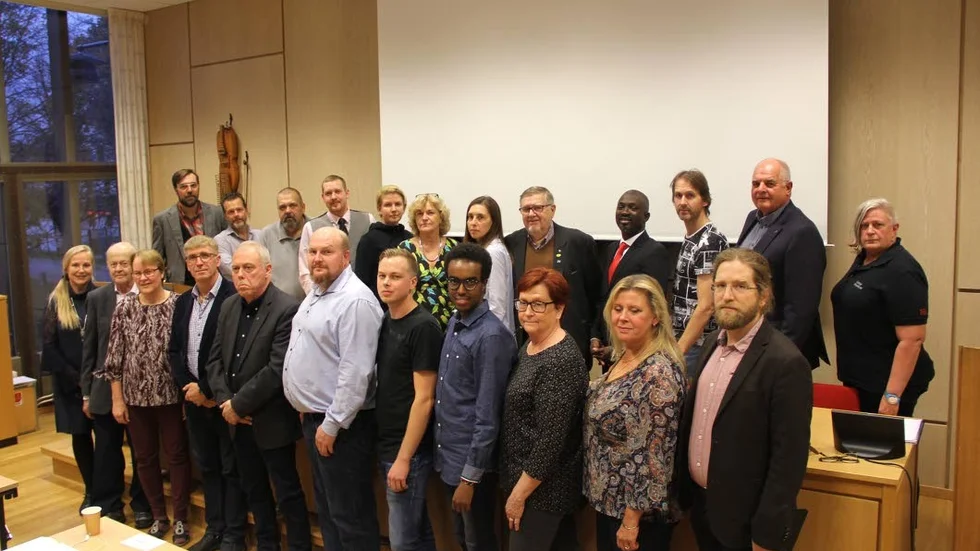 Knappt 40 procent av de ordinarie ledamöterna i kommunfullmäktige i Tierp har bytts ut. I Tierps fall innebär det 19 nya ledamöter av 49.  lägg sedan till 18 nya ersättare. På bilden ser vi en större del av de nya politikerna i kommunfullmäktige.