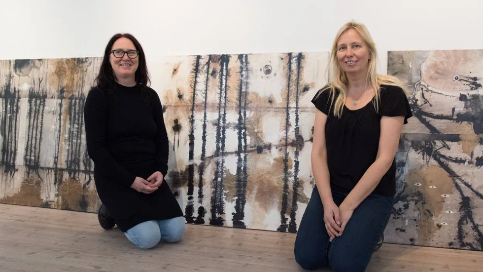Satu Kalliokuusi och Birgitta Linhart använder gärna naturmaterial. Satu Kalliokoskis målningar är skapade med hjälp av kaffe, rödvin och bläck.