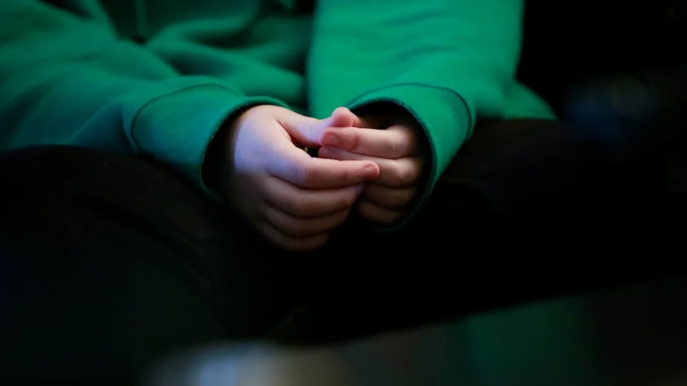 Mio har i ansiktet synbara sår som han åsamkat sig själv under panikångestattacker.