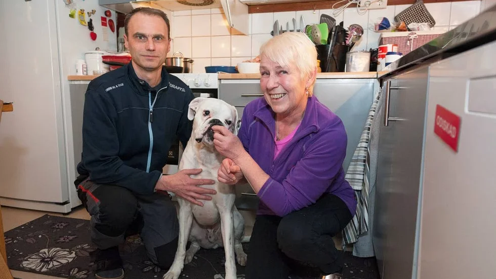 Hemlöse Björne har äntligen fått flytta från Hundstallet hem till Marcus Poijes och Barbro Englund på Hertsön.