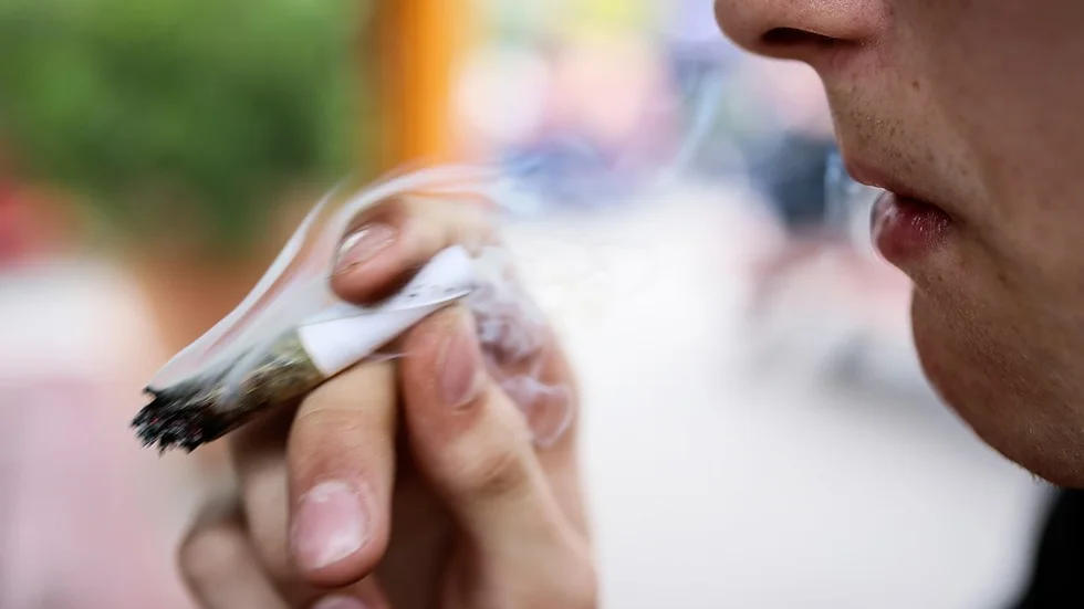 När polisen stoppade föraren vid Hjulstabron märkte de att han var drogpåverkad, det luktade även starkt av cannabis i bilen. Hasch, amfetamin och rullade jointar påträffades.