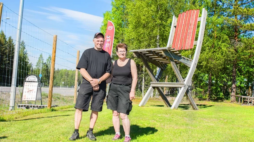Berti Holmberg och Viveka Renberg driver Rosviks Trädgårdsmöbler, som kännetecknas av den stora stolen intill vägkanten.