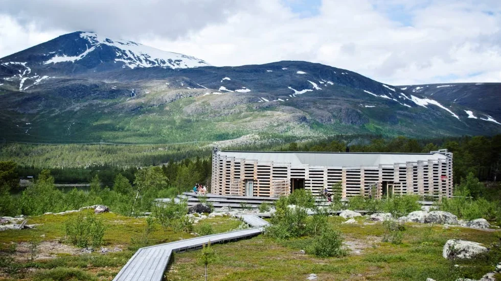 Den bittra striden om ordförandeskapet i Laponiatjuottjudus är avgjord. Kompromissen räddar den lokala förvaltningen av världsarvet. Här ses Naturrum Laponia vid Stora Sjöfallet.