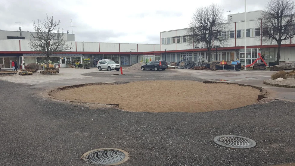Skribenten tycker att mer borde kunna göras för att Karl-Erik Månssons torg i Gamleby ska få ett ansiktslyft.
