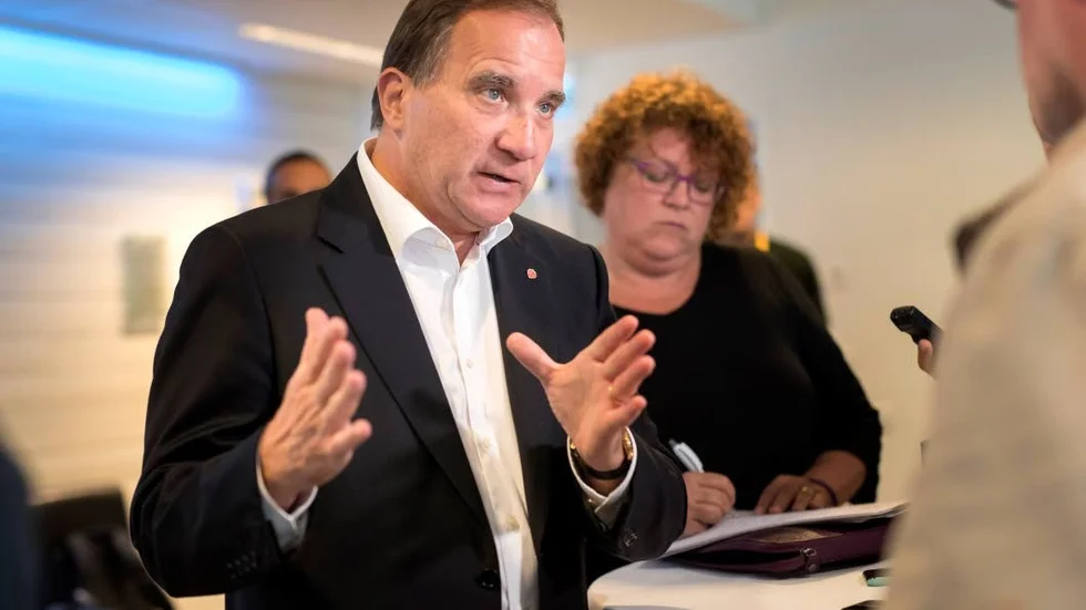 Statsminister Stefan Löfven (S) skickar inviter till både Centern och Liberalerna om en blocköverskridande regering. Samtidigt vill många S-väljare att han söker samarbete med Vänsterpartiet i stället.
