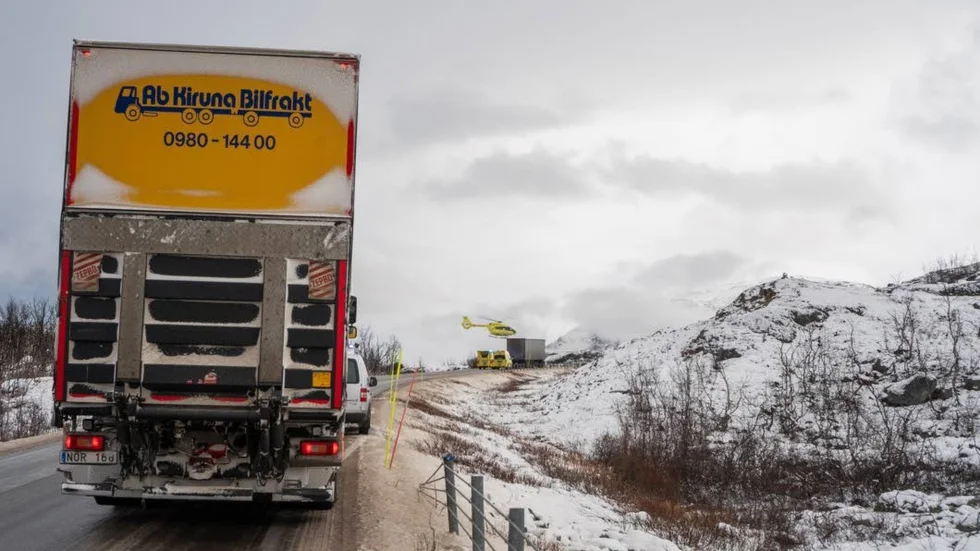 Fyra personer var inblandade i olyckan, men enligt initiala uppgifter ska det inte ha uppstått några personskador.