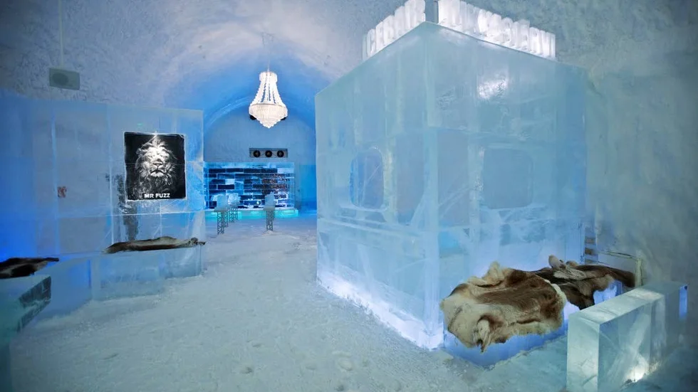 Stora salen är det första som möter besökarna när de stiger in i den året-runt-tillgängliga delen av Icehotel.