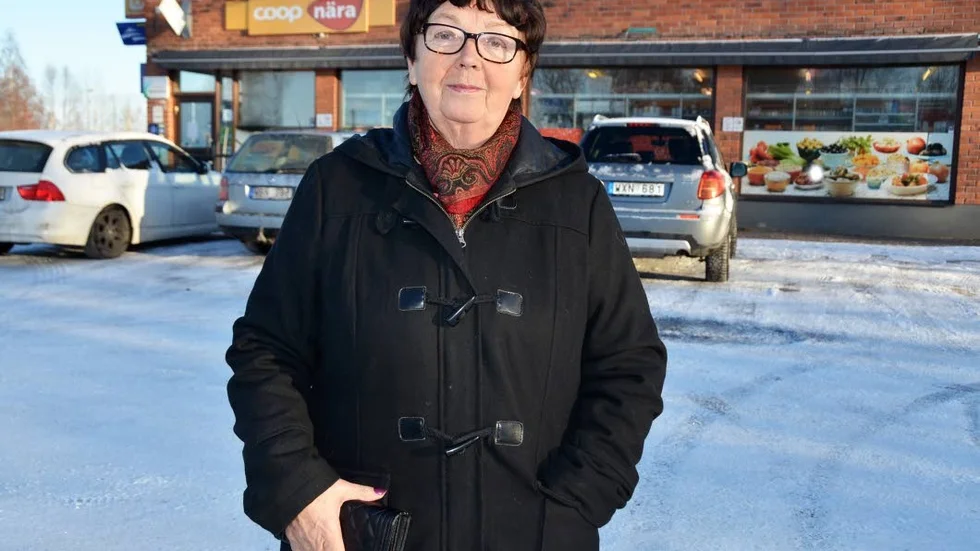 HANDLAR I BYN. Elna Larsson säger att hon jobbat och studerat i Kalix i 29 år - och ändå alltid handlat i byn.